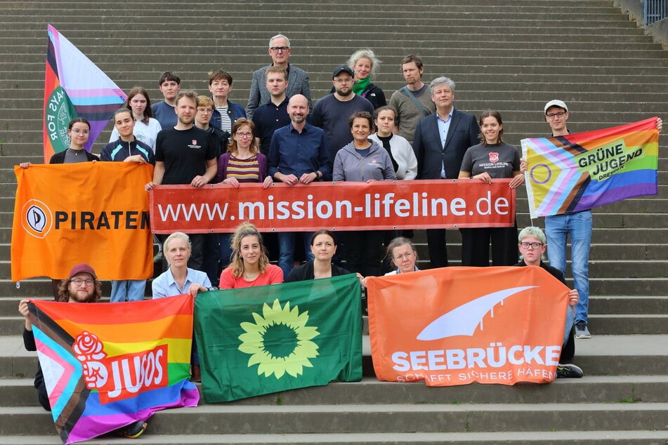 Am Dienstag trafen sich einige Unterstützer der "Mission Lifeline" an der Brühlschen Terrasse.