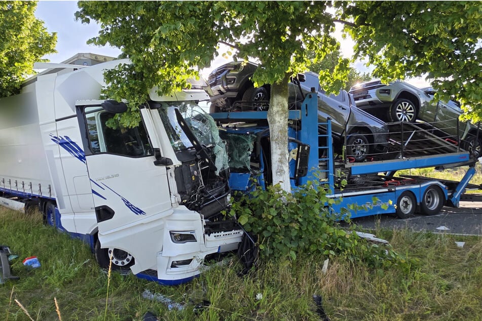 Die gesamte Straße musste nach dem schweren Unfall gesperrt werden.