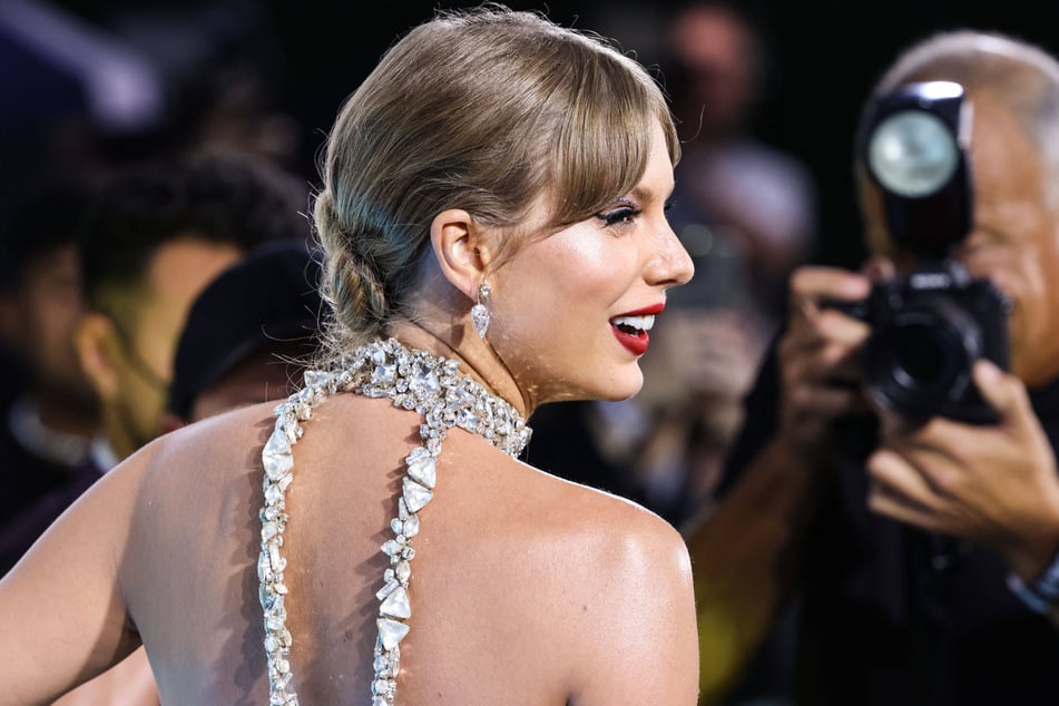Taylor Swift fans have collectively bashed DeuxMoi for consistently spreading false claims about the singer's personal life.