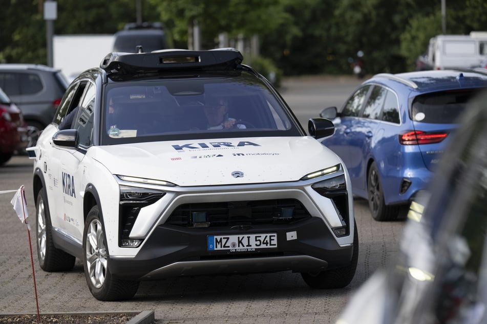Das autonome Fahrzeug "Kira" soll sich künftig ohne Fahrer selbstständig im Verkehr bewegen.