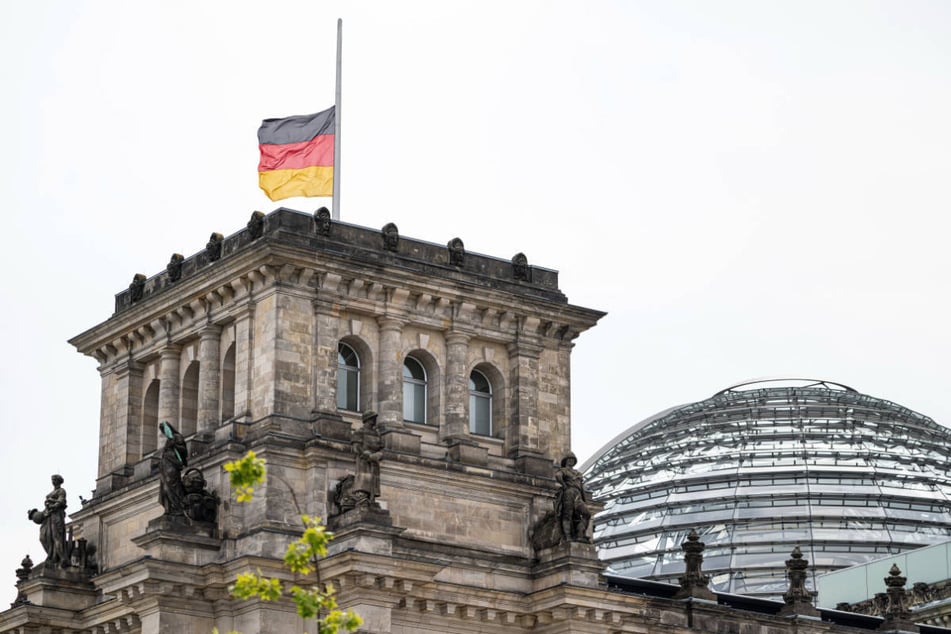 Am Reichstag wehen die Fahnen auf Halbmast.