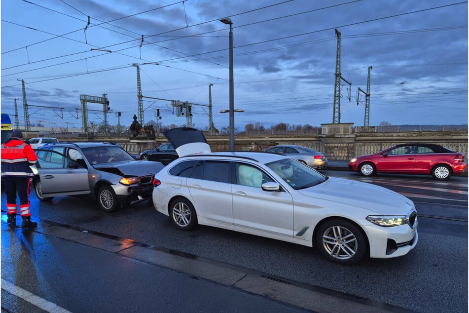 Einen BMW X3 (l.) hat es auf der Marienbrücke an der Front stark beschädigt.