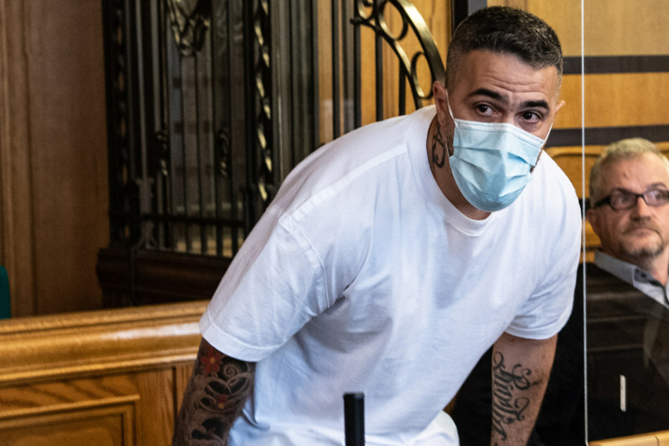Bushido setzt sich zu Beginn des Prozesses gegen Clanchef Arafat Abou-Chaker auf seinen Platz. (Archiv)