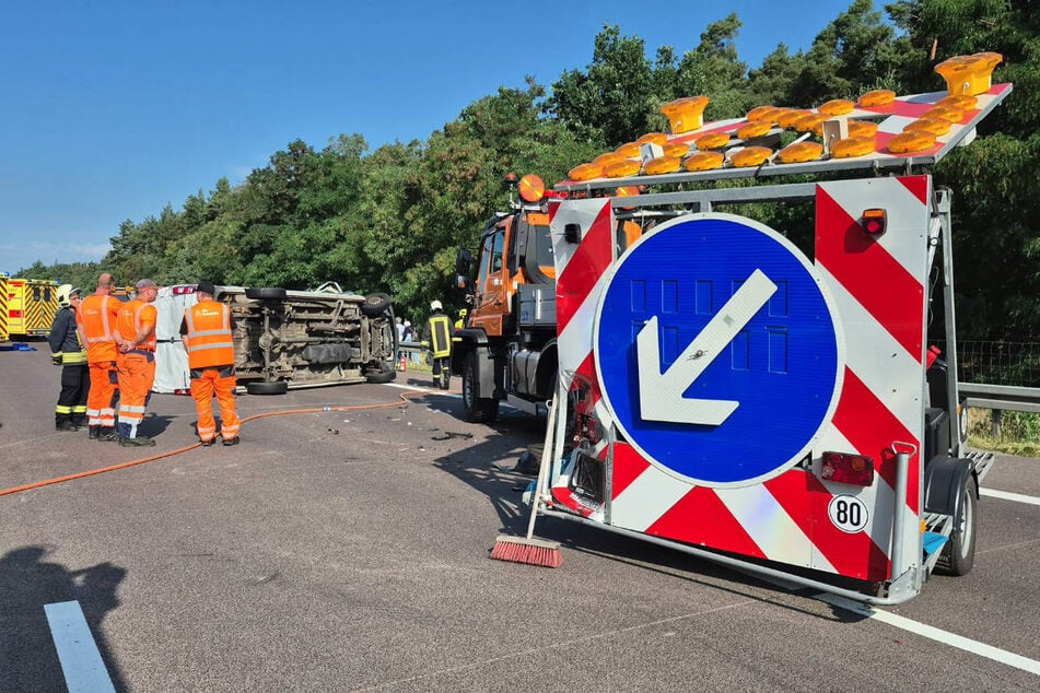 Der Transporter hatte zuerst einen Schilderwagen gerammt.