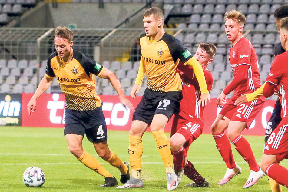 Die Szene, die in München nichts mehr am Ergebnis änderte, aber für Magdeburg schmerzt: Tim Knipping kam nach einer Ecke an den Ball, ging früh zu Boden und wurde dann noch von Kevin Ehlers (2.v.l) "gefoult". Knipping sah Gelb-Rot.