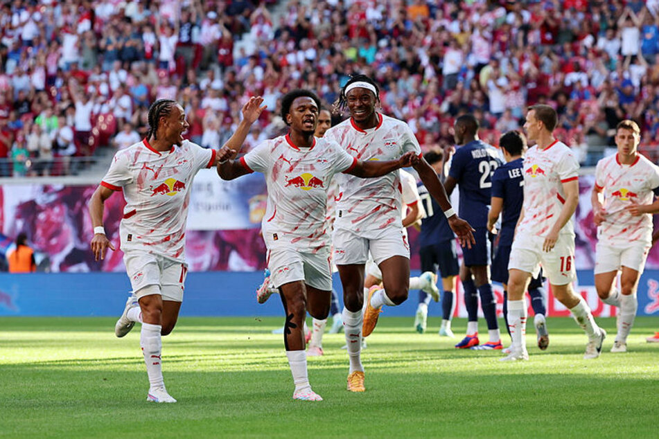 Lois Openda (24, 2.v.l.) traf für seinen neugeborenen Sohn, der erstmals im Stadion war.