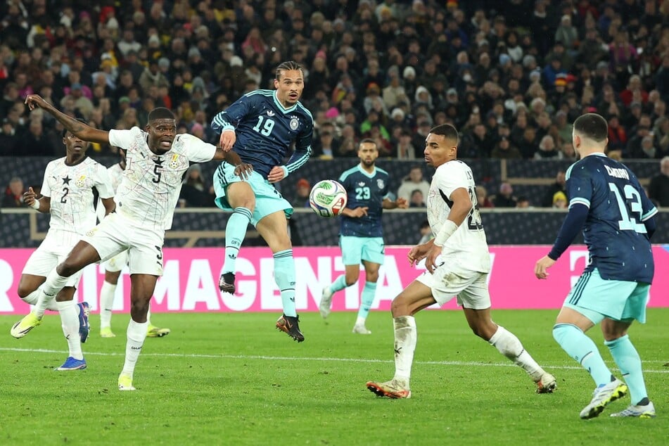 Leroy Sané (30, oben) bereitete den Siegtreffer von Deniz Undav (29, r.) vor, nachdem ihn die deutschen Fans zuvor ausgepfiffen hatten.