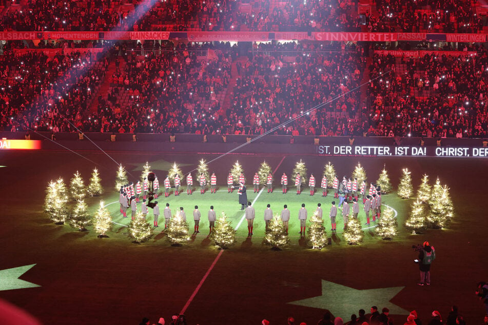 Der Tölzer Knabenchor hat – statt des eigentlich geplanten Programms – "Stille Nacht, heilige Nacht" für die Fans im Stadion gesungen.