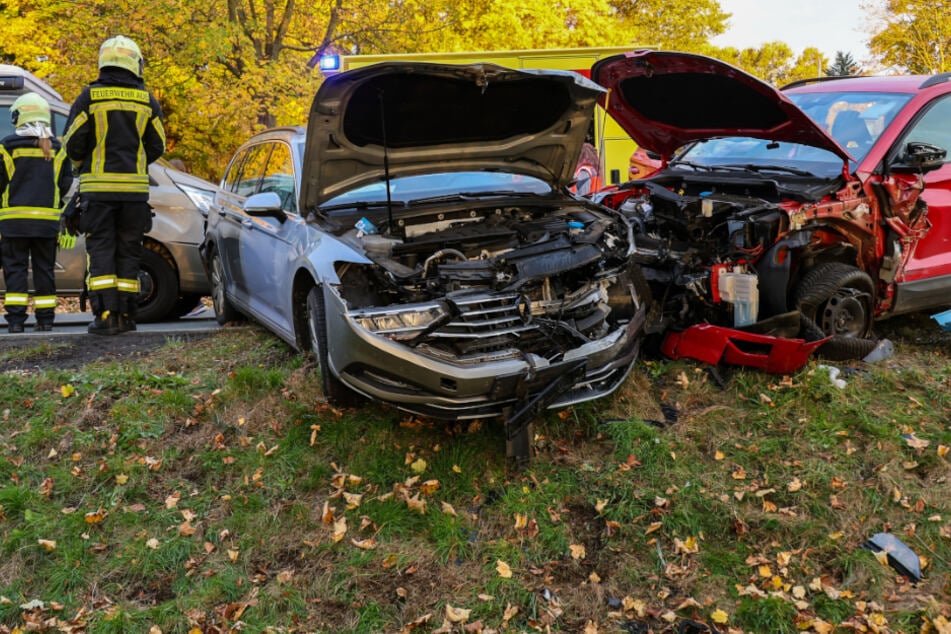 Vier Verletzte nach heftigem Crash im Erzgebirge: Staatsstraße stundenlang dicht