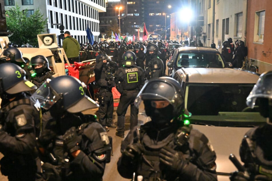 Zahlreiche Demonstrierende hatten bis zum späten Abend die Aufmerksamkeit der Polizei.