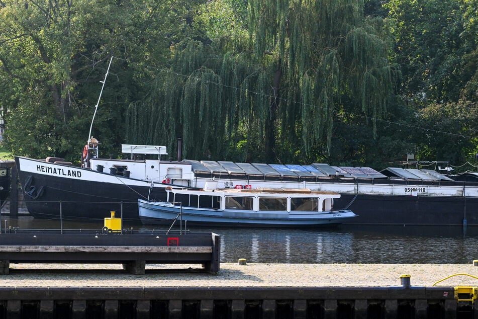 Das Schiff liegt fest verankert auf der Spree im Bereich der Fischerinsel.