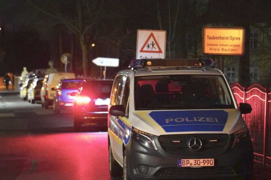 Die Polizei war mit einem Großaufgebot in Taubenheim auf der Sohlander Straße im Einsatz.