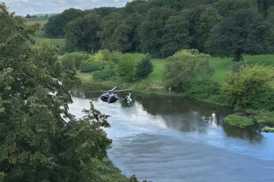 Der Flug in die Katastrophe: Das Augenzeugen-Foto zeigt, wie der Helikopter nach dem Brückendurchflug in Richtung des Seils steuert. Rund 15 Sekunden später kommt es zum Absturz.
