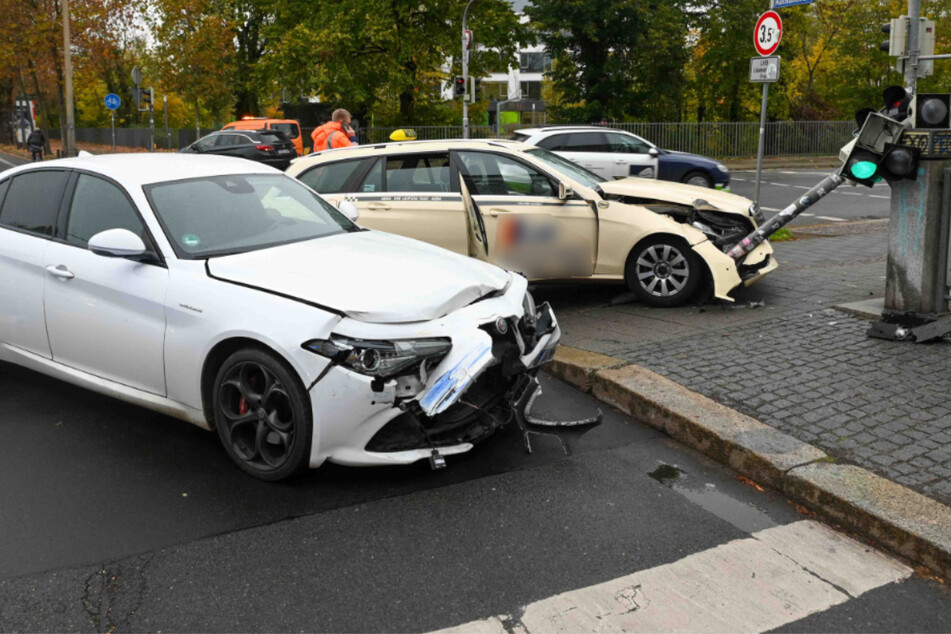 Heftiger Crash auf Leipziger Kreuzung: Alfa rammt Taxi, Ampelmast fällt um