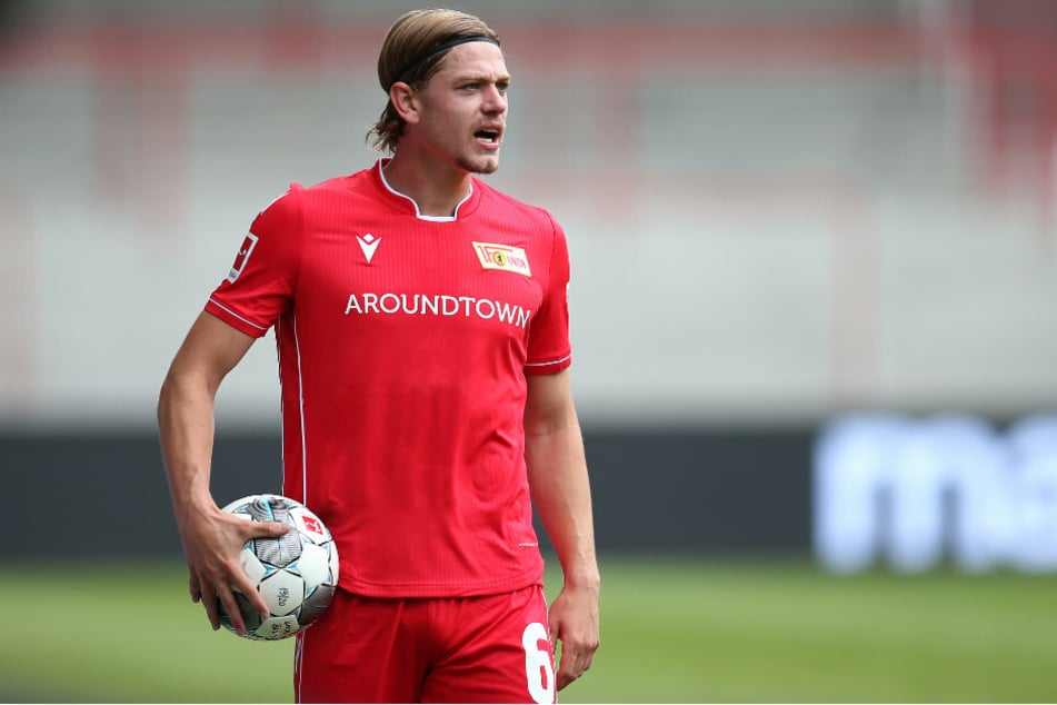 Julian Ryerson (23) hält den Ball in der Hand und ruft seinen Kollegen etwas zu. (Archivbild)