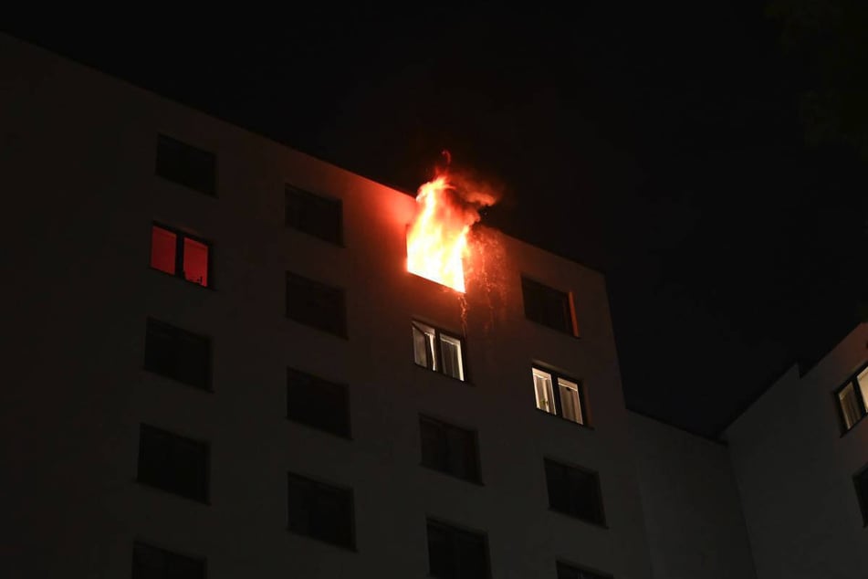 Durch einen defekten Akku ist ein Feuer im obersten Stockwerk eines Hochhauses in Berlin-Lichtenberg ausgebrochen.