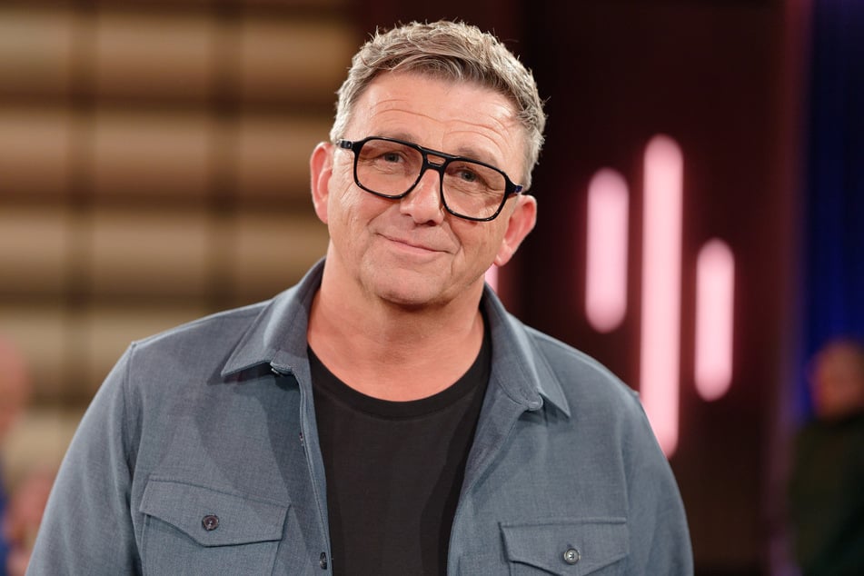 "Bergdoktor"-Star Hans Sigl (56) begeistert auf einer Kleinkunstbühne mit einem literarisch-musikalischen Abend seine Gäste.