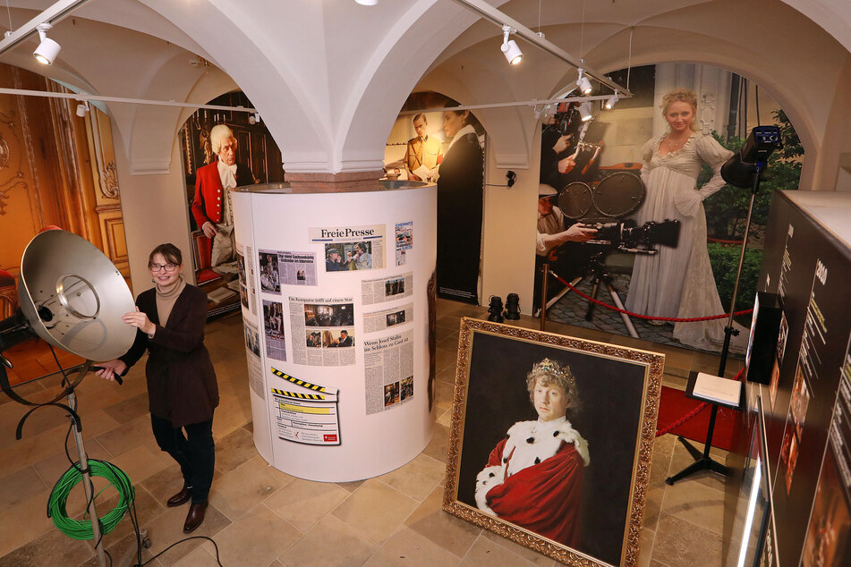 Im Schloss Waldenburg werden in einer Ausstellung Filmszenen aus dem eigenen Haus gezeigt. Anke Schilling (40) hat dafür viele Requisiten, wie diesen alten Scheinwerfer, zusammengetragen.