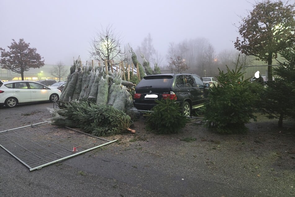 Der Verkaufsstand hatte noch geschlossen. Bei dem Unfall wurde deshalb niemand verletzt.
