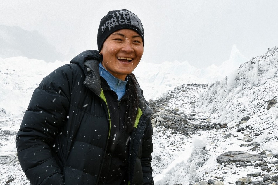 Nepal's Phunjo Jhangmu Lama has set the world record for the fastest ascent of Mount Everest for a female climber.