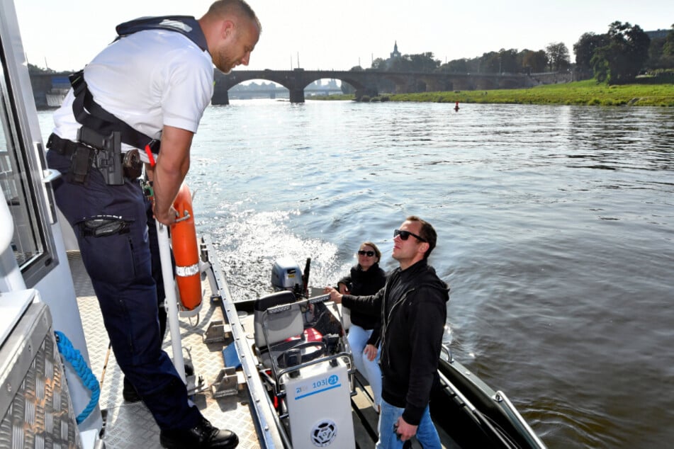 "Mal bitte am Polizeiboot festmachen": Nach Gössels kurzer Kontrolle der Papiere kann die muntere Bootsausfahrt für Vivien Schellenberg und René Voigt auf der Elbe weitergehen.