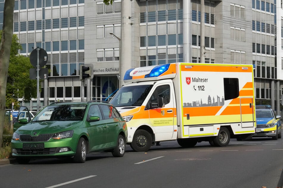 Während der Unfallaufnahme und der medizinischen Behandlung der Verletzten wurde die Prager Straße gesperrt.