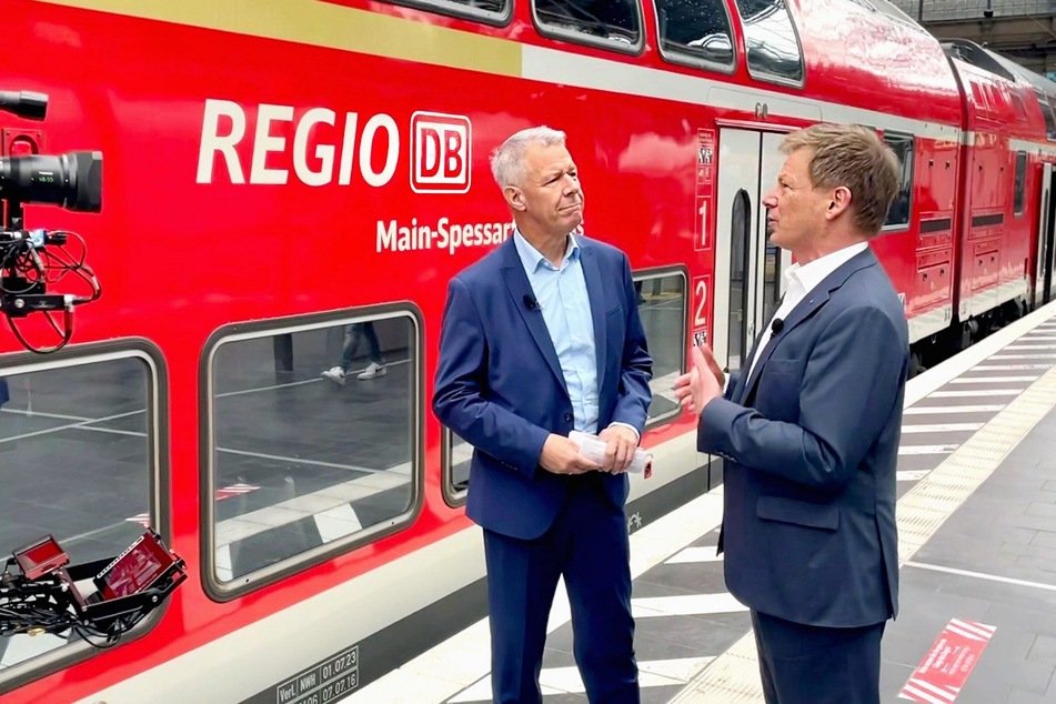 Kloeppel (l.) im Gespräch mit dem Bahn-Vorstandsvorsitzenden Dr. Richard Lutz (59).