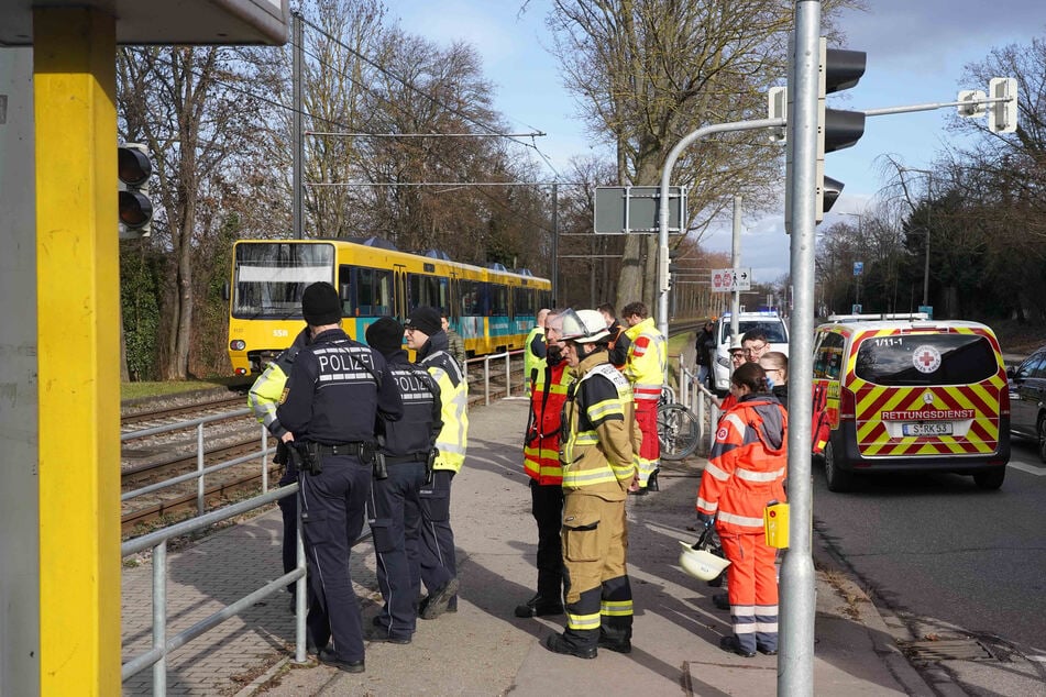 Ein 48-Jähriger ist am Montag aus bislang ungeklärten Gründen in Düsseldorf von einer Straßenbahn erfasst und schwer verletzt worden. (Symbolbild)