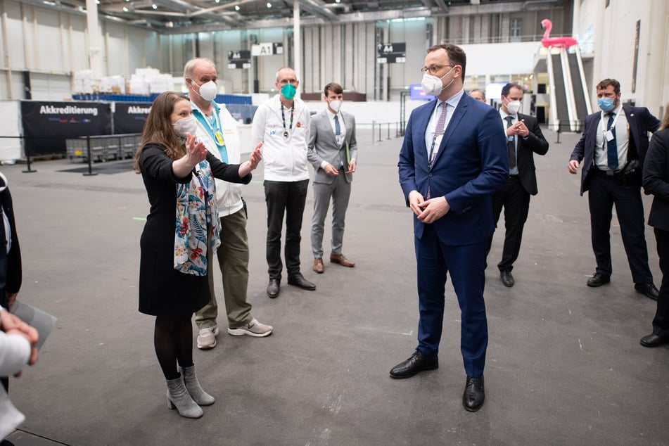 Jens Spahn (r, CDU), Bundesminister für Gesundheit, besucht das Impfzentrum in Hamburg und wird von Gesundheitssenatorin Melanie Leonhard (l, SPD) begrüßt.