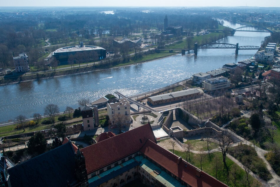 Der Scheitelpunkt des derzeitigen Elbe-Hochwassers wird am Sonntag in Magdeburg erwartet. (Archivbild)