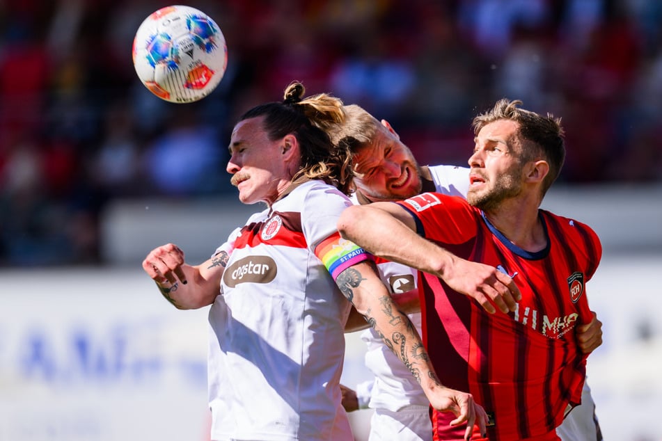 Das Duell war geprägt von vielen Zweikämpfen, vor allem in der Luft.