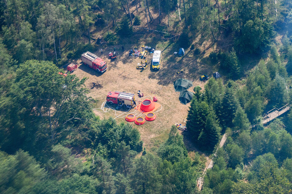 Blick auf ein Lager der Feuerwehr inmitten der Waldbrände im Nationalpark Sächsische Schweiz.
