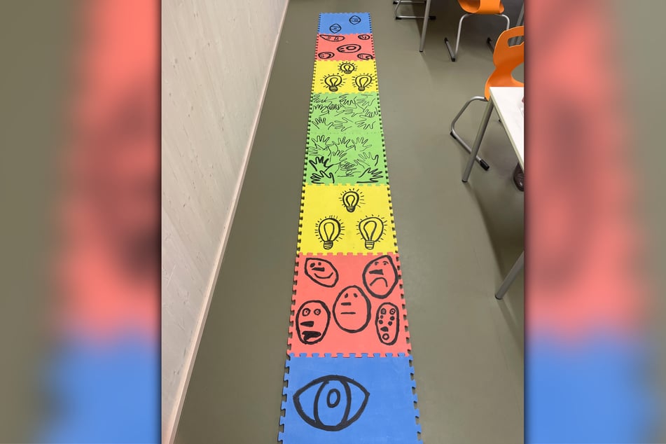 Mit dieser "Friedensbrücke", die von den Kindern selbst bemalt wurde, können die Schüler im Streitgespräch schrittweise – von "blau": "Was hab ich gesehen?" bis hin zu "grün": "Handschlag" – aufeinander zugehen.
