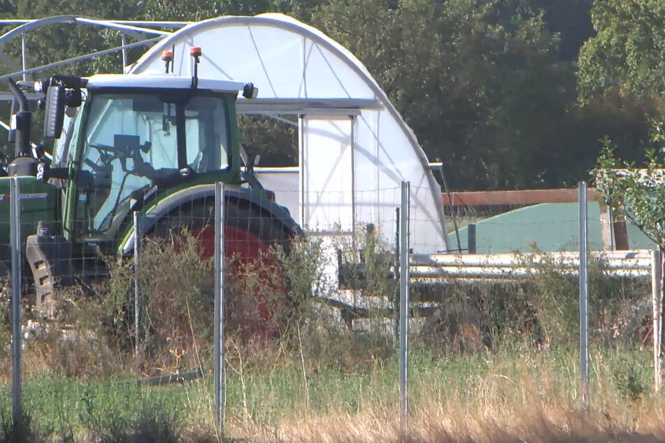 Der Mann wollte einen Anhänger an einen Traktor ankuppeln und wurde von dem Anhänger überrollt.