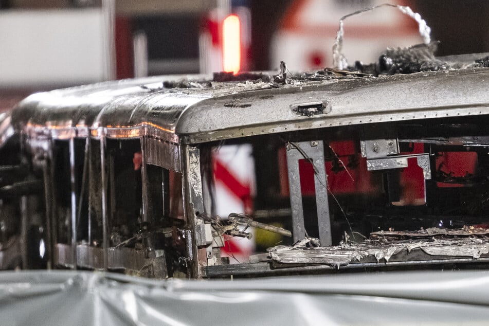 Von dem Bus blieb lediglich das Metallgerippe übrig.