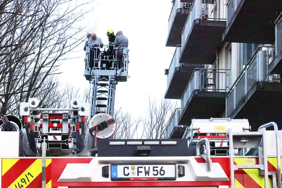 Kameraden der Feuerwehr brachten Heimbewohner in Sicherheit.