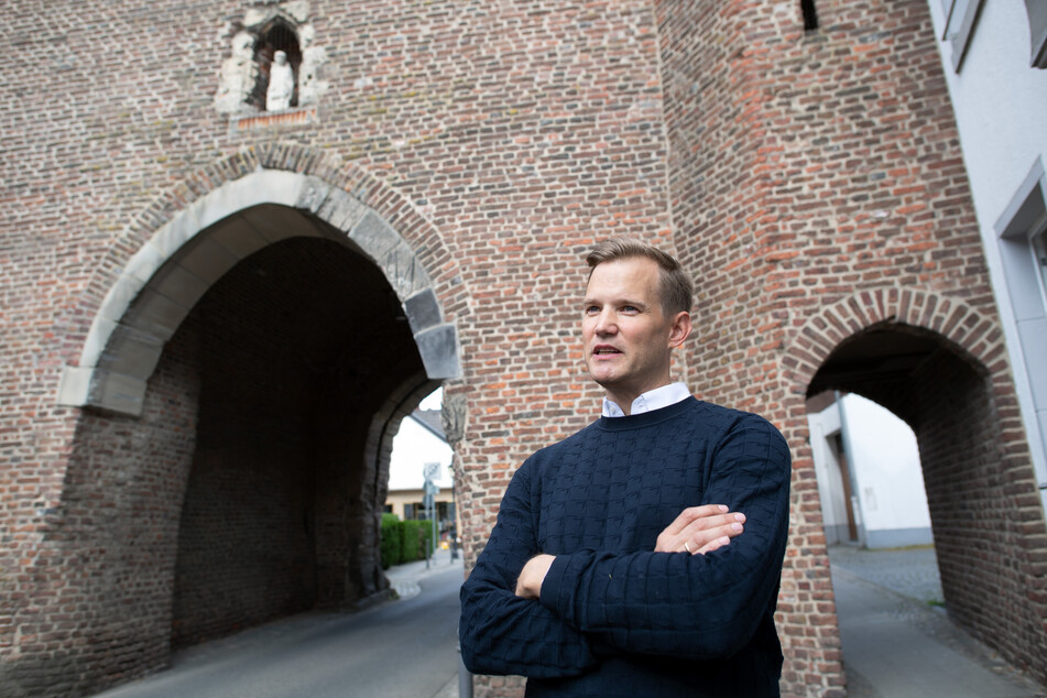 Hendrik Streeck, Direktor des Institut für Virologie an der Uniklinik in Bonn, geht durch Gangelt.