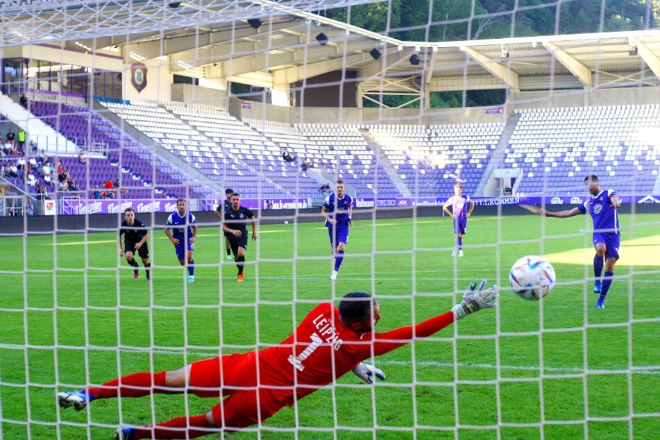Mittelfeld-Spieler Dimitrij Nazarov (r.) schoss das erste Tor für Aue in der 28. Minute.