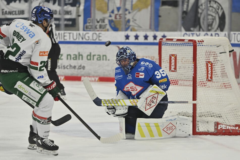 Julius Hudacek (r.) ist kein Zauberer. Der Eislöwen-Goalie parierte zwar viele Schüsse, aber musste trotzdem mehrfach hinter sich greifen.