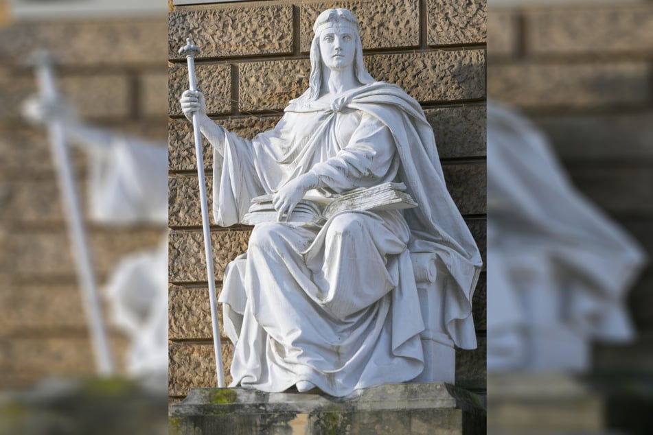 Justitia wacht am Landgericht Dresden über die Gerechtigkeit.
