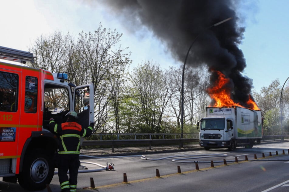Der Lastwagen fing mitten auf der Straße an zu brennen.