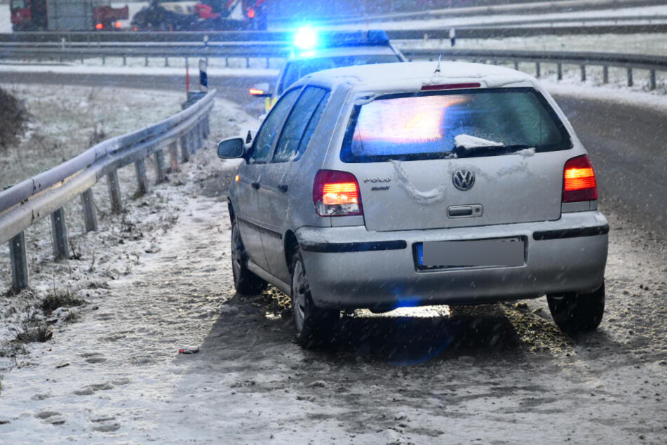 Der Fahrer dieses VW-Polos ist bei Weinheim gegen eine Leitplanke gekracht.