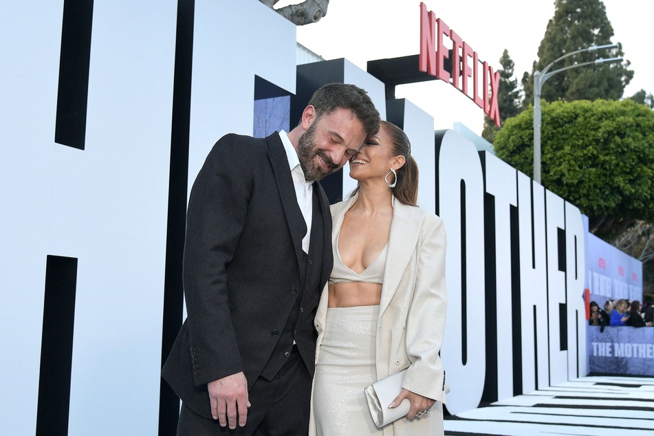 Jennifer Lopez (r) and Ben Affleck are the ultimate couple goals during a recent weekend trip at Beverly Hills.