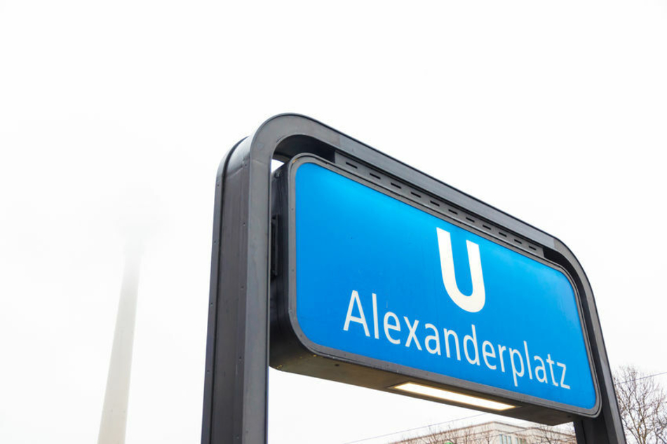 Nachdem ein Jugendlicher am Alexanderplatz verprügelt wurde, flüchteten die Täter in den U-Bahnhof. (Symbolbild)