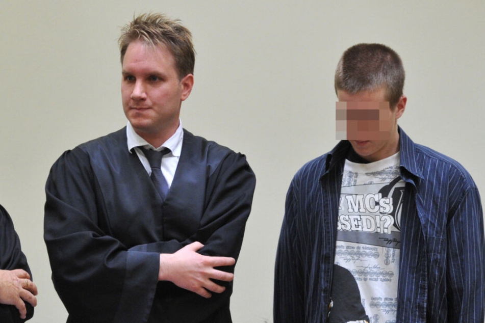Der 19-jährige Markus S. (r) steht am 26.07.2010 in München bei der Urteilsverkündung neben seinem Anwalt Maximilian Pauls. Für seine Tat bekam er neun Jahre und zehn Monate wegen Mordes.