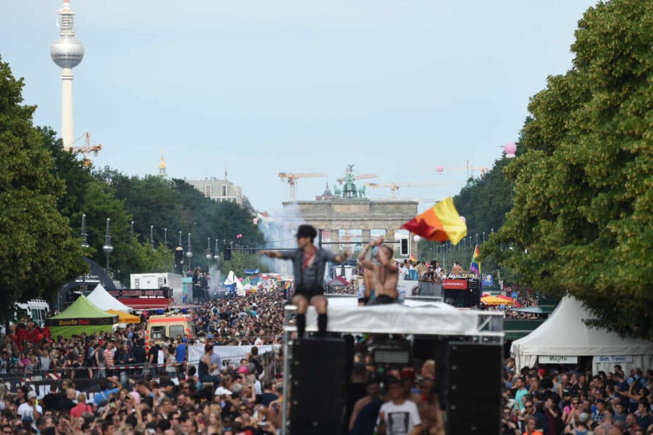 Traditionell endet der Umzug am Brandenburger Tor.