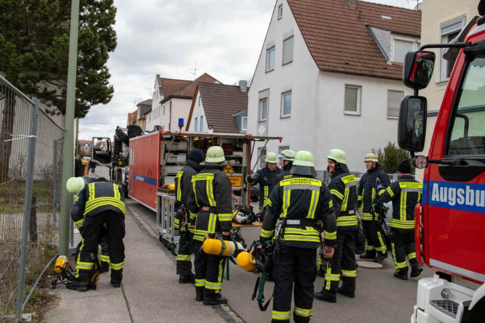 Die Feuerwehr musste mehrere Menschen aus dem Haus retten.