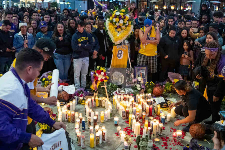 Trauernde Fans in der Nähe des Staples Center.