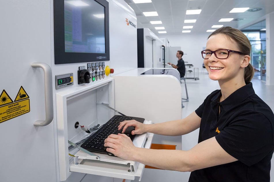 Claudia Unger (31) hat ihren Traumjob beim Sondermaschinenbauer 3D-Micromac gefunden.