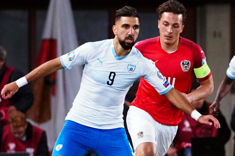 Munas Dabbur (l.) glänzte in Österreich und der Schweiz mit beeindruckenden Torquoten. Hier behauptet er sich im Länderspiel gegen Julian Baumgartlinger.
